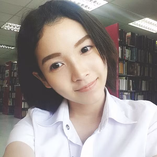 Trước khi những thông tin tiết lộ Woe Jade thực chất là một nam sinh chuyển giới, những bức ảnh "tự sướng" của "cô nàng" được đăng lên trước đó cũng nhận số lượng like cực "khủng". Thậm chí nhiều chàng trai Thái Lan còn mạnh dạn thổ lộ, chia sẻ rằng bản thân đã phải lòng cô nữ sinh mang vẻ đẹp giản dị này.
