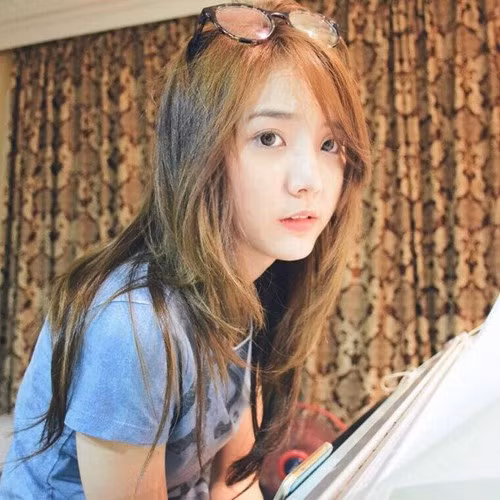 Trên mạng, Pornnppan Pornpenpipat không chỉ gây nhiều chú ý nhờ vẻ bề ngoài xinh đẹp mà cô nàng còn có giọng hát rất hay. Pornpenpipat được biết đến nhiều với nickname Nenezsnp, đang học tập tại trường Đại học Công nghệ King Mongkut ở Bangkok, Thái Lan.