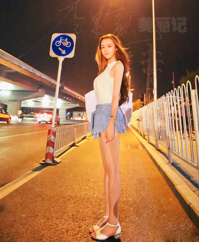 Cô gái trẻ thường xuyên xuất hiện trên các tạp chí, các trang quảng cáo, bán hàng online và tại các sự kiện, triển lãm về ô tô.
