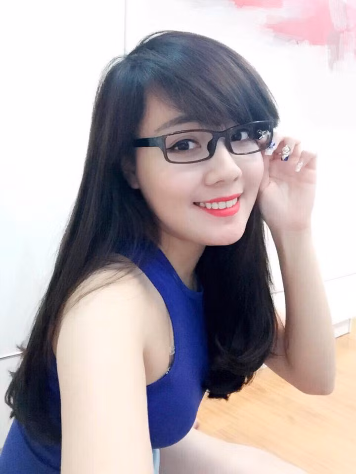 Sau buổi trông thi, Triệu Mẫn chụp lại một bức ảnh trước cổng trường và chia sẻ một chút về công việc của mình. Sau đó một số fanpage có số lượng thành viên lớn chia sẻ lại bức ảnh của Mẫn, kèm theo những dòng nhan đề rất "kêu"... Triệu Mẫn được bạn bè thông báo việc này và bản thân cô bạn 9X đã cảm thấy rất bất ngờ.