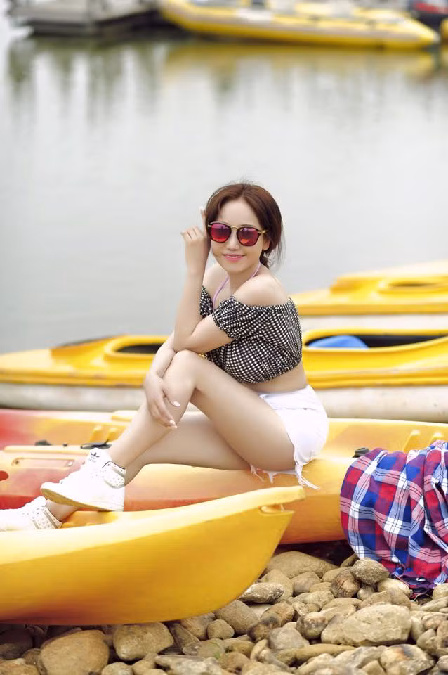 Chị Giáp Vân Khanh từng được một vài trang tin giới thiệu như một nhà kinh doanh thời trang thú vị Ở cái tuổi 39-40, chị Giáp Vân Khanh vẫn rất mê những bộ trang phục váy áo bồng bềnh mang phong cách búp bê barbie.