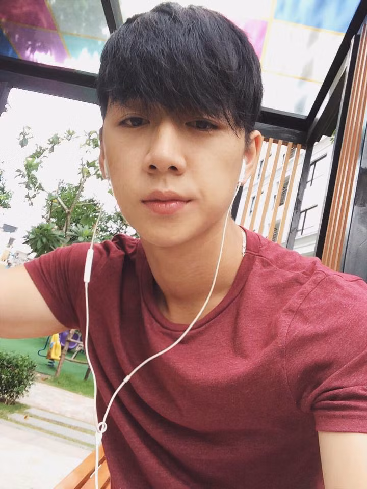 Theo tìm hiểu, Ba Duy sở hữu chiều cao 1m80. Dân mạng Việt cũng từng biết đến anh chàng này trong vai trò một người mẫu teen và cũng từng xuất hiện trong một vài MV, phim truyền hình. 