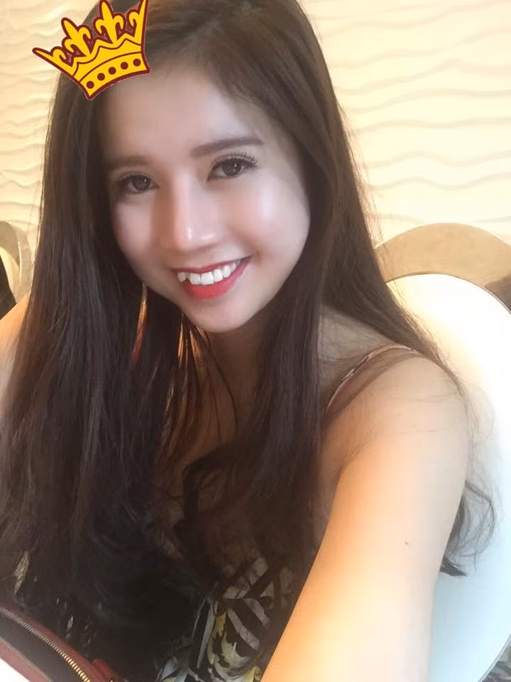 "Nghề này còn mang lại cho mình sự tự tin trong giao tiếp. Mình cảm thấy bản thân như hòa đồng, thân thiện với mọi người và trưởng thành hơn rất nhiều sau từng ấy thời gian làm tiếp viên hàng không", Ngọc Quỳnh chia sẻ về những gì cô có được từ công việc thú vị của mình.