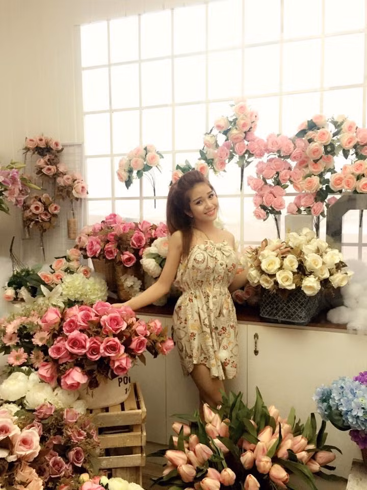 Trong đời thường, Ny Saki rất thích phong cách nữ tính, gợi cảm... Tuy nhiên trong một số bức ảnh, cô nàng cũng bị nhận xét là hơi "khoe hàng" với những góc chụp táo bạo, khoe vòng một đẫy đà.