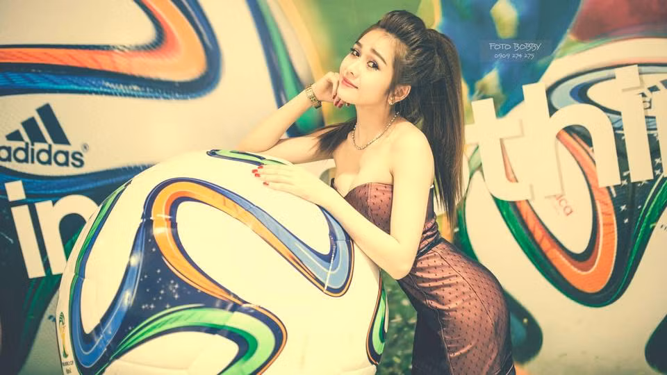 Việc được so sánh với một người rất nổi tiếng như Ngọc Trinh khiến Ny Saki vừa ngượng ngùng nhưng cũng cảm thấy rất thú vị. Cô nàng từng có kỷ niệm được một số vị khách trẻ trong club xin chụp hình chung và nhầm lẫn nữ DJ với Ngọc Trinh.