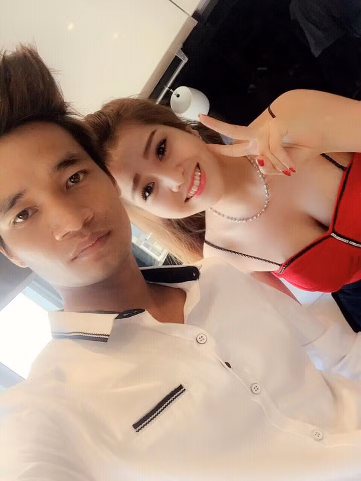 Bị cho là bám vào Lệ Rơi để gây sự chú ý, nhưng thực chất cô gái trong loạt ảnh gây sốt này cũng không phải là một nhân vật quá xa lạ với dân mạng Việt. Cô gái 9X này từng được giới thiệu trên một số trang tin với hình ảnh một nữ DJ bốc lửa có chuyện nghề rất thú vị.