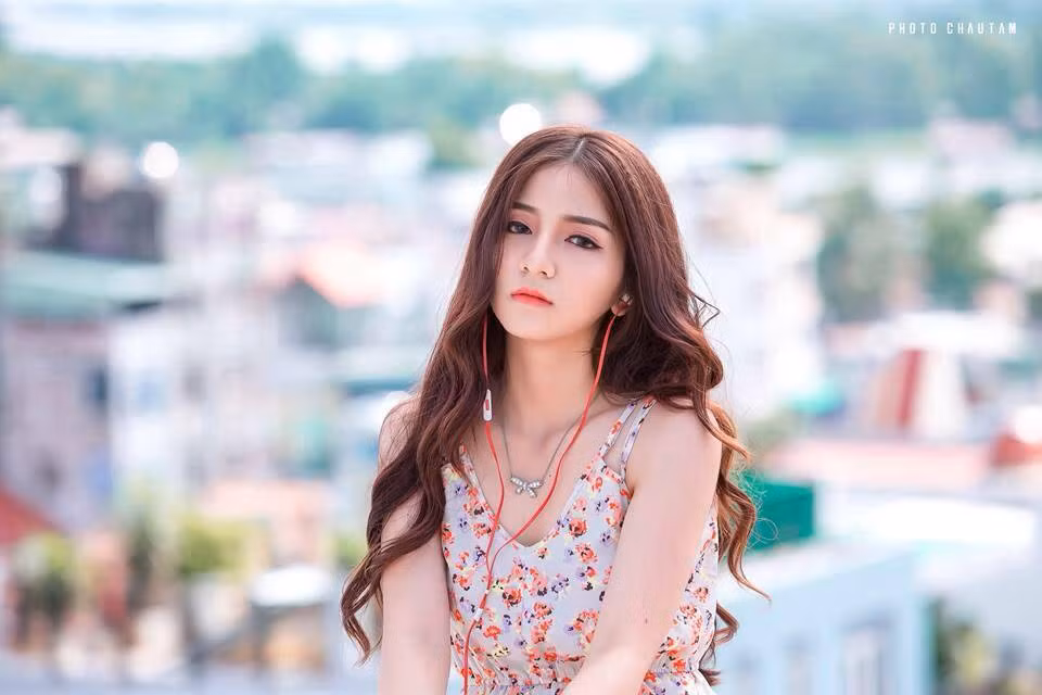 Nhưng đó chỉ là một bức ảnh trong bộ hình mới của Dương Tú Anh, nữ sinh 9X đến từ Long Xuyên. Vừa khoe bộ ảnh mới với bạn bè, dân mạng, Tú Anh đã nhận được rất nhiều lời khen về nhan sắc rất đặc biệt của mình.