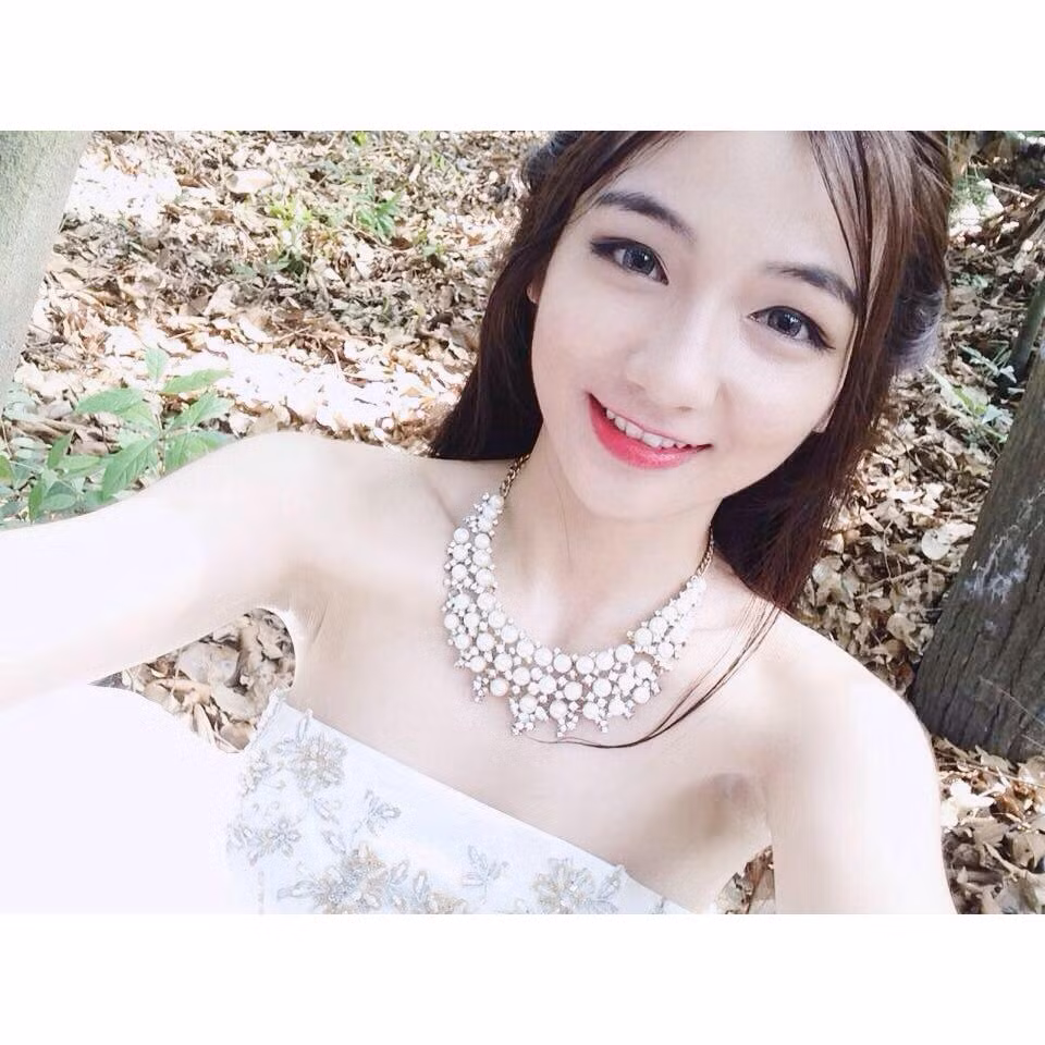 Dương Tú Anh là nữ sinh có 12 năm học khá, giỏi, là gương mặt tuổi teen khá nổi bật, được nhiều bè bạn ở Long Xuyên biết đến. Điểm thu hút nhất của cô bạn chắc chắn là ngoại hình xinh đẹp như búp bê và tính tình hòa nhã, cởi mở.