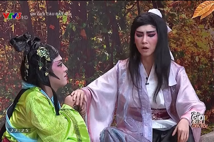 Siêu mẫu Xuân Lan giả trai trong câu chuyện dựa trên bộ phim “Thanh xà, Bạch xà”. Người vào vai Thanh xà là trưởng phòng Trường Giang.