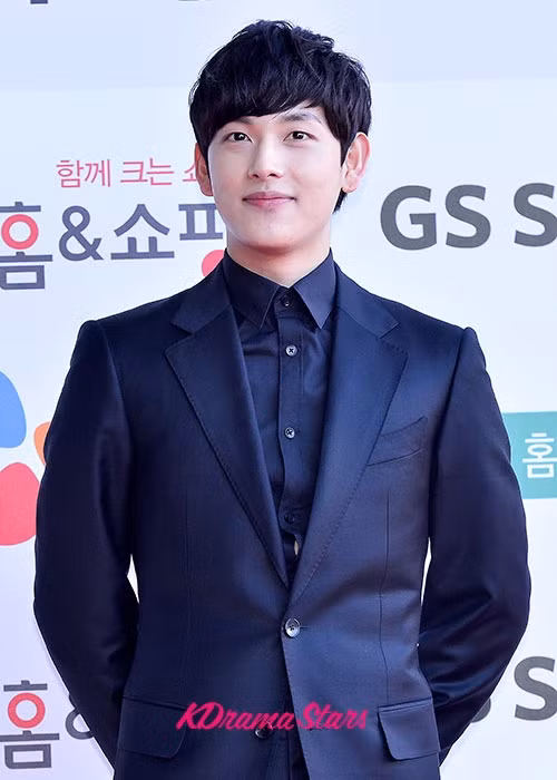 Trong khi Suzy là nữ ca sĩ đóng phim hay nhất thì vị trí này ở hạng mục nam ca sĩ thuộc về Im Siwan (ZE:A) với 49 điểm. Anh đã đóng một số vai phụ và khách mời trước khi “gây bão” với bộ phim “The attorney” năm 2013.