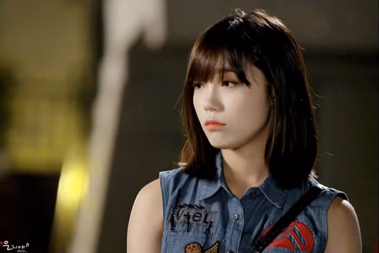 “Gây bão” với bộ phim “Reply 1997” và "Trot lovers”, Jung Eun Ji (A Pink) xếp ở vị trí thứ 2 với 38 điểm. Hiện tại, nữ ca sĩ kiêm diễn viên đang đóng bộ phim truyền hình tuổi teen “Sassy go go”.
