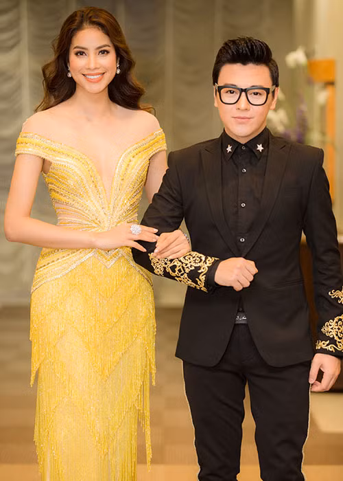 Phạm Hương sánh đôi cùng ca sĩ Phan Anh tại sự kiện này. Phan Anh cũng chính là MC chính của sự kiện, anh còn góp vui cho chương trình bằng 2 bài hát sôi động.