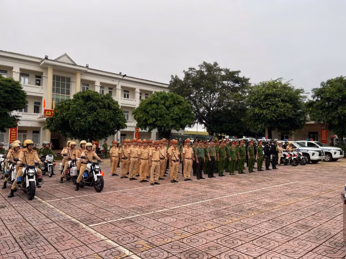 Cong an tinh Dak Lak ra quan bao dam ATGT dip le 2/9-Hinh-3