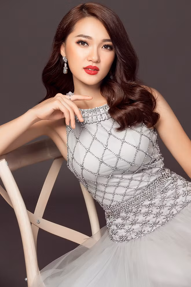 Nguyễn Ngọc Nữ sinh năm 1994 tại Nghệ An từng gây ấn tượng với khán giả khi lọt top 10 Hoa hậu Việt Nam 2017. Cô nàng có số đo ba vòng 82-63-88, sở hữu gương mặt đẹp ăn hình cùng nụ cười sáng, người đẹp này đã nổi đình đám trên MXH trong một thời gian dài.