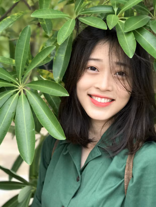 Hình ảnh trong thời gian đi học quân sự của người đẹp toả sáng trong cuộc thi Hoa hậu Việt Nam 2018 - Á hậu 1 Phương Nga đã từng gây bão MXH trong một thời gian dài.