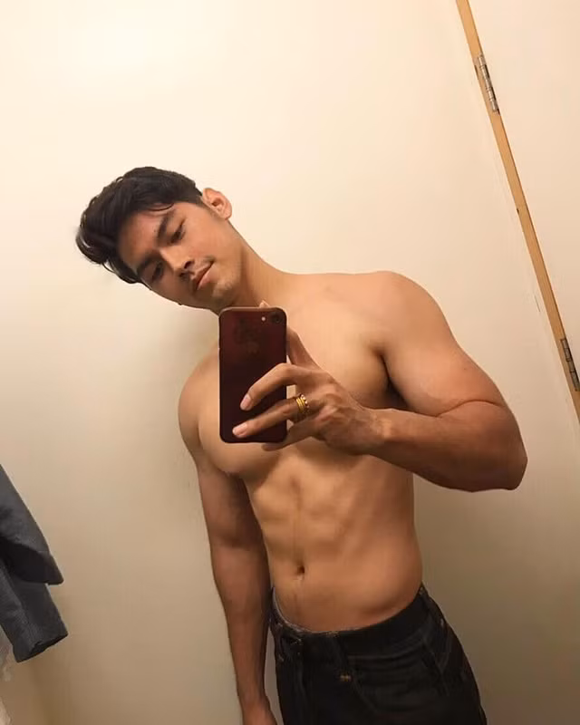 Gương mặt góc cạnh, sở hữu body 6 múi, anh chàng Pre mang nét đẹp nam tính chẳng thua kém người mẫu.