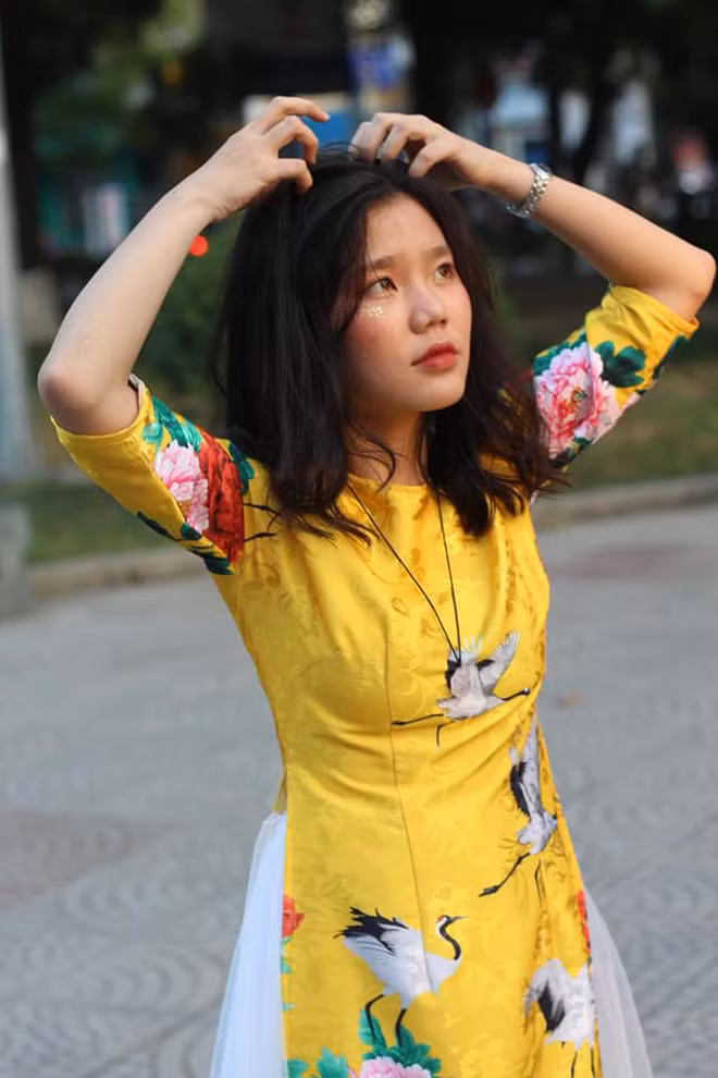 Không chỉ sở hữu thành tích học tập tốt và năng nổ tham gia hoạt động của trường, Khánh Linh còn có một số tài lẻ khác như làm mẫu ảnh, đàn, hát, MC. Mời quý độc giả đón xem thêm video Nữ sinh Nghệ An nói nhiều thứ tiếng - Nguồn: KÊNH VTC1