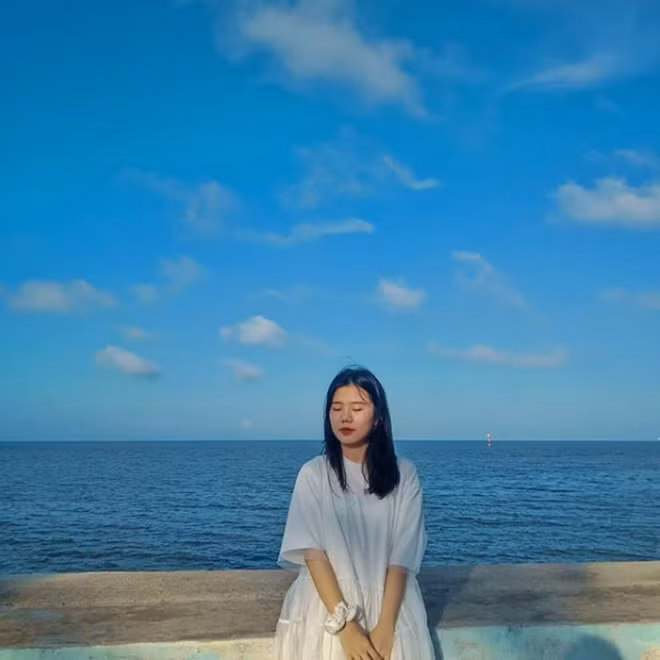 Khánh Linh hiện đang tập trung toàn lực cho kỳ thi đại học sắp tới. Mục tiêu của cô bạn là thi vào trường Đại học Kinh tế Quốc dân hoặc ĐH Ngoại thương.