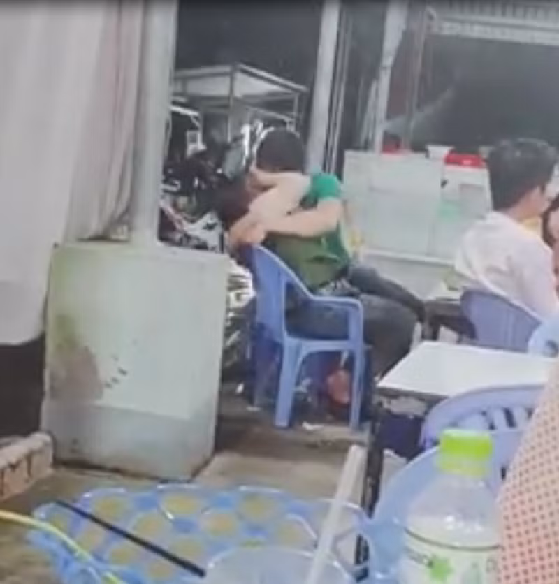Như hình ảnh này được cắt ra từ đoạn video một cặp đôi ôm, hôn nhau "ngấu nghiến" trong quán ăn. Gây phản cảm hơn chính là hành động nam thanh niên đè hẳn bạn nữ ra ghế để thể hiện tình cảm thái quá.