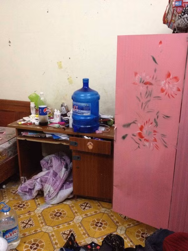 Một loạt ảnh tương tự mô tả tình trạng ăn ở mất vệ sinh, "biến phòng trọ thành đống rác" của một nhóm nữ sinh cũng từng khiến dân mạng Việt xôn xao, bàn tán không ngừng.