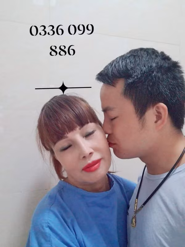 Dù đã ngoài 60 tuổi nhưng cô Sao chẳng ngần ngại "làm nũng" chồng. Họ thường xuyên có những hành động tình tứ trên MXH, hoặc khi đang livestream nói chuyện với mọi người.