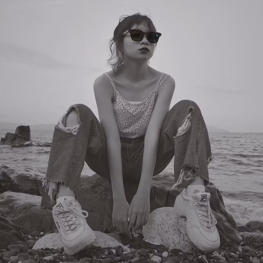 Lâm Thích rất ưa lựa chọn những đồ hoa vintage, quần ống rộng mix với giày thể thao tạo nên tổng thể chuẩn khỏi chê.