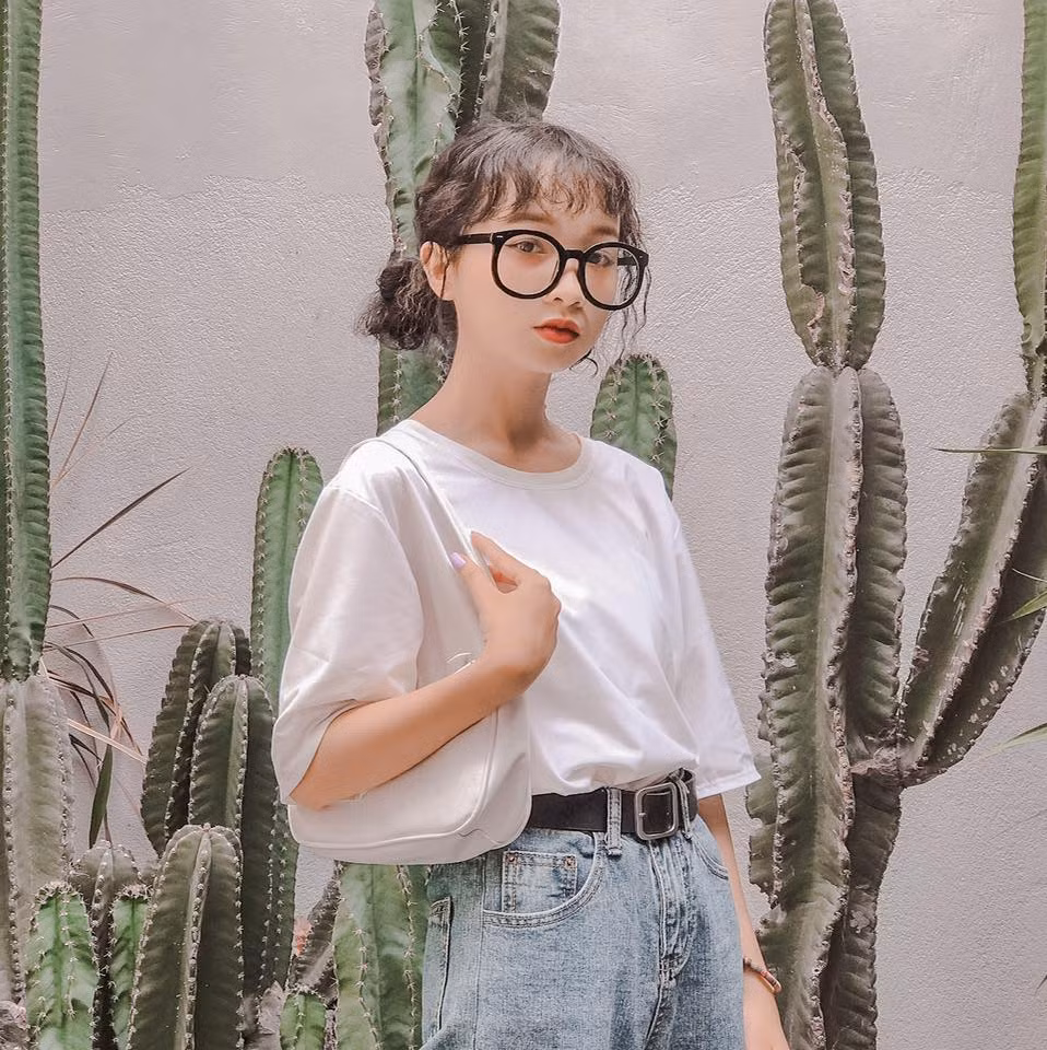 Lâm Thích không chỉ gây ấn tượng bởi cái tên độc lạ, mà hot girl 2K này còn nhận được sự quan tâm lớn từ cộng đồng mạng nhờ phong cách thời trang mang hơi hướng vintage nhiều hoài niệm, được phối rất thú vị.