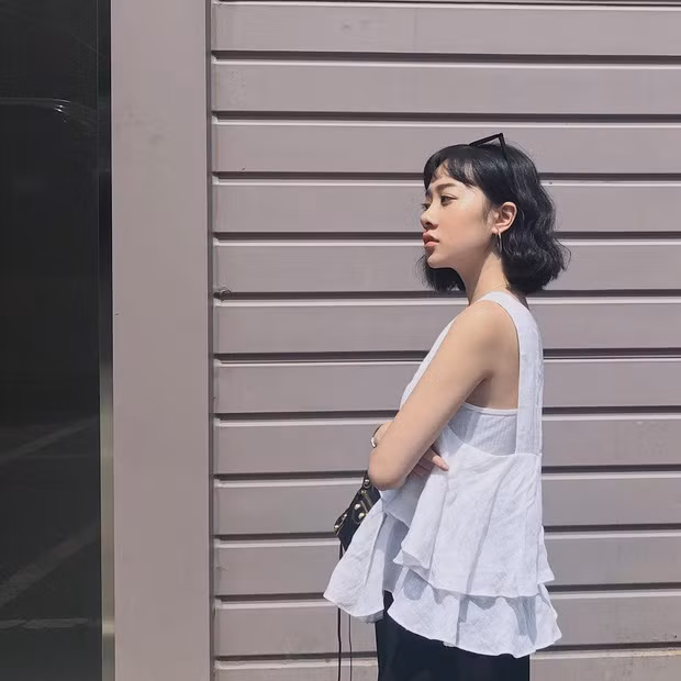 Mái tóc ngắn cá tính, da trắng, mặt ưa nhìn, thân hình cân đối, nhiều dân mạng đã không quá khi gọi Thùy Anh với danh hiệu "nữ thần góc nghiêng". Mời quý độc giả đón xem thêm video Hái ra tiền nhờ danh xưng hot girl - Nguồn: KÊNH VTC1