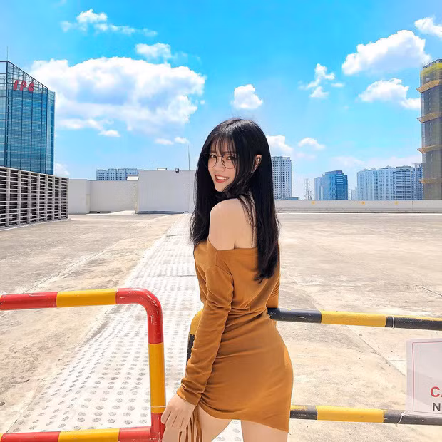 Với làn da đẹp không tì vết, ai cũng xin bí quyết của Hân để chăm sóc thế nhưng cô nàng cho biết, cô là người khá lười skincare, cô chỉ dùng dưỡng ẩm và kem chống nắng là chủ yếu.