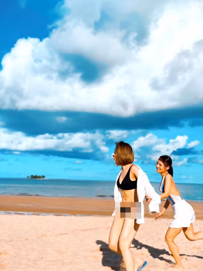 Khoảnh khắc Trâm Anh mặc bikini, nô đùa với bạn bè một cách vô tư nhận được sự quan tâm của cộng đồng mạng.
