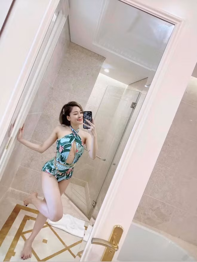 Đây cũng là lần đầu tiên sau scandal lộ clip, Trâm Anh thoải mái chia sẻ những bức ảnh nóng bỏng một cách thoải mái lên trang cá nhân.
