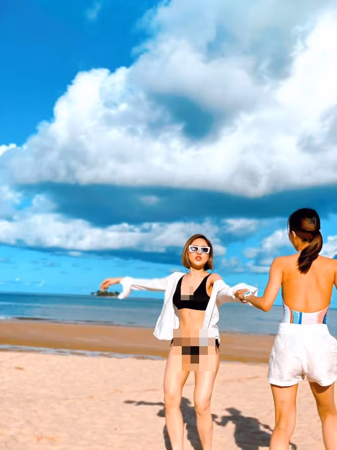 Những hình ảnh nóng bỏng được hot girl Thanh Hóa chụp lại trong chuyến du lịch cùng gia đình. Trâm Anh thoải mái vui đùa bên bãi biển cùng bạn bè.