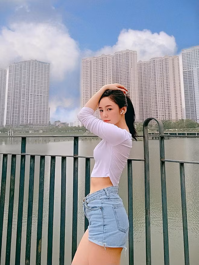 Sở hữu vóc dáng cao ráo cộng thêm thân hình quyến rũ nên cô nàng rất chăm chỉ khoe lên MXH.