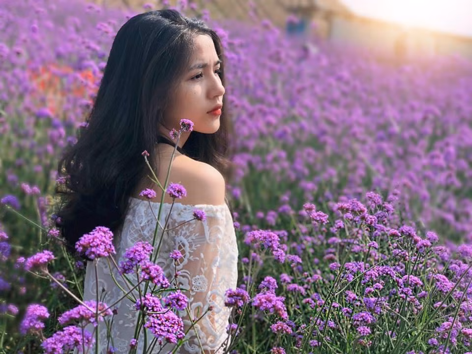 Bên cạnh việc học tập, nữ sinh 19 tuổi còn đi dạy gia sư và làm mẫu cho vài thương hiệu thời trang.