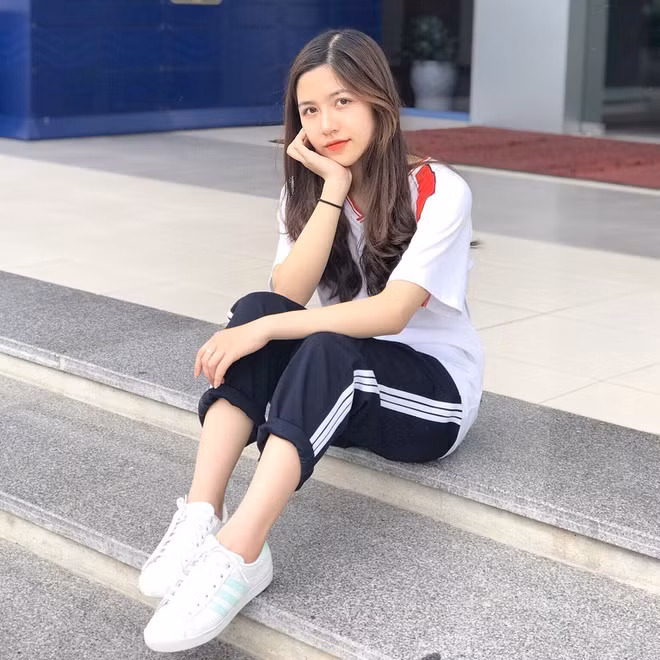 Ngọc Mai sở hữu gương mặt đẹp tựa thiên sứ với cằm chuẩn V-line, đôi mắt to tròn và sống mũi cao thanh tú.