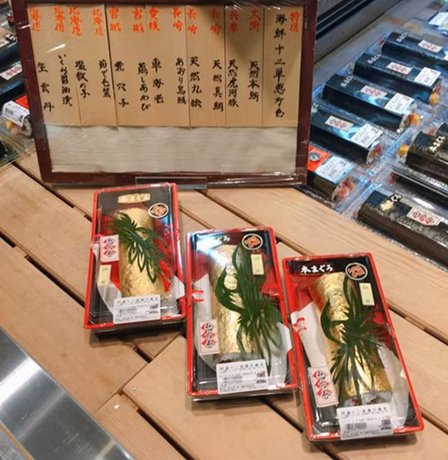 Các thanh sushi được đựng trong hộp nhựa sang chảnh để giữ chất lượng tốt nhất.