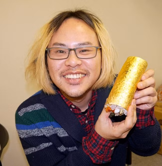 Chủ nhà hàng cho hay, thanh sushi được làm từ rau củ cao cấp và 12 loại hải sản từ bào ngư, mực Oval, cá ngừ...