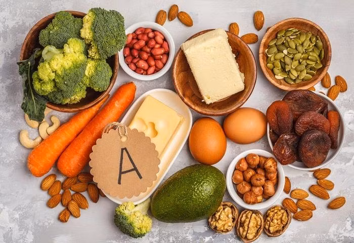 Vitamin A cũng giúp thức đẩy sự phát triển khỏe mạnh của da và tóc. Vì chúng giúp tăng cường chức năng của các tuyến bã - nơi sản xuất dầu giúp tóc mượt mà bóng bẩy và giữ ẩm cho tóc. Vitamin A ở dạng retinoid được sử dụng để làm giảm các nếp nhăn xung quanh mắt và các nếp nhăn nói chung. Thêm vào đó, nếu nạp đủ lượng vitamin A hằng ngày sẽ giúp ngăn ngừa bệnh đục thủy tinh thể và thoái hóa điểm vàng.