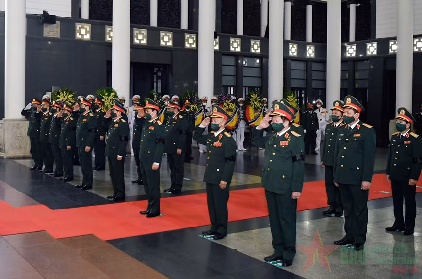 Đoàn Quân ủy Trung ương, Bộ Quốc phòng do Đại tướng Phan Văn Giang, Ủy viên Bộ Chính trị, Phó bí thư Quân ủy Trung ương, Bộ trưởng Bộ Quốc phòng làm trưởng đoàn vào viếng. (Ảnh: Báo Quân Đội Nhân Dân)
