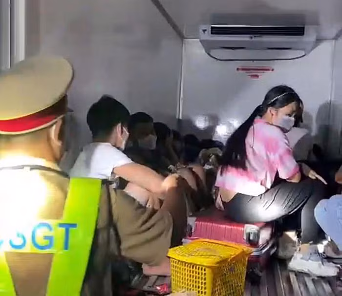  15 người có cả trẻ em trong thùng xe đông lạnh "thông chốt": Ngày 13/9, Công an tỉnh Bình Thuận vừa phát hiện 15 người trong đó có trẻ em bị nhét trong thùng xe đông lạnh, họ đều vã mồ hôi và có dấu hiệu khó thở sau hành trình hơn 50 km. Cả tài xế và 15 người trên xe đều xuất trình kết quả test nhanh âm tính với COVID-19 còn hiệu lực. 