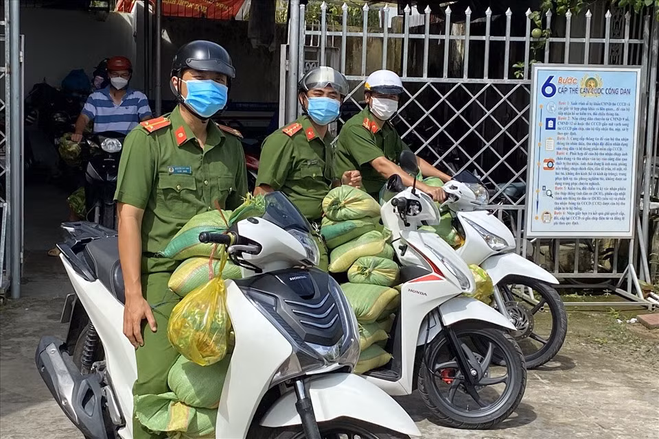 Trung uy cong an dam mua, dai nang giup dan vuot qua dai dich