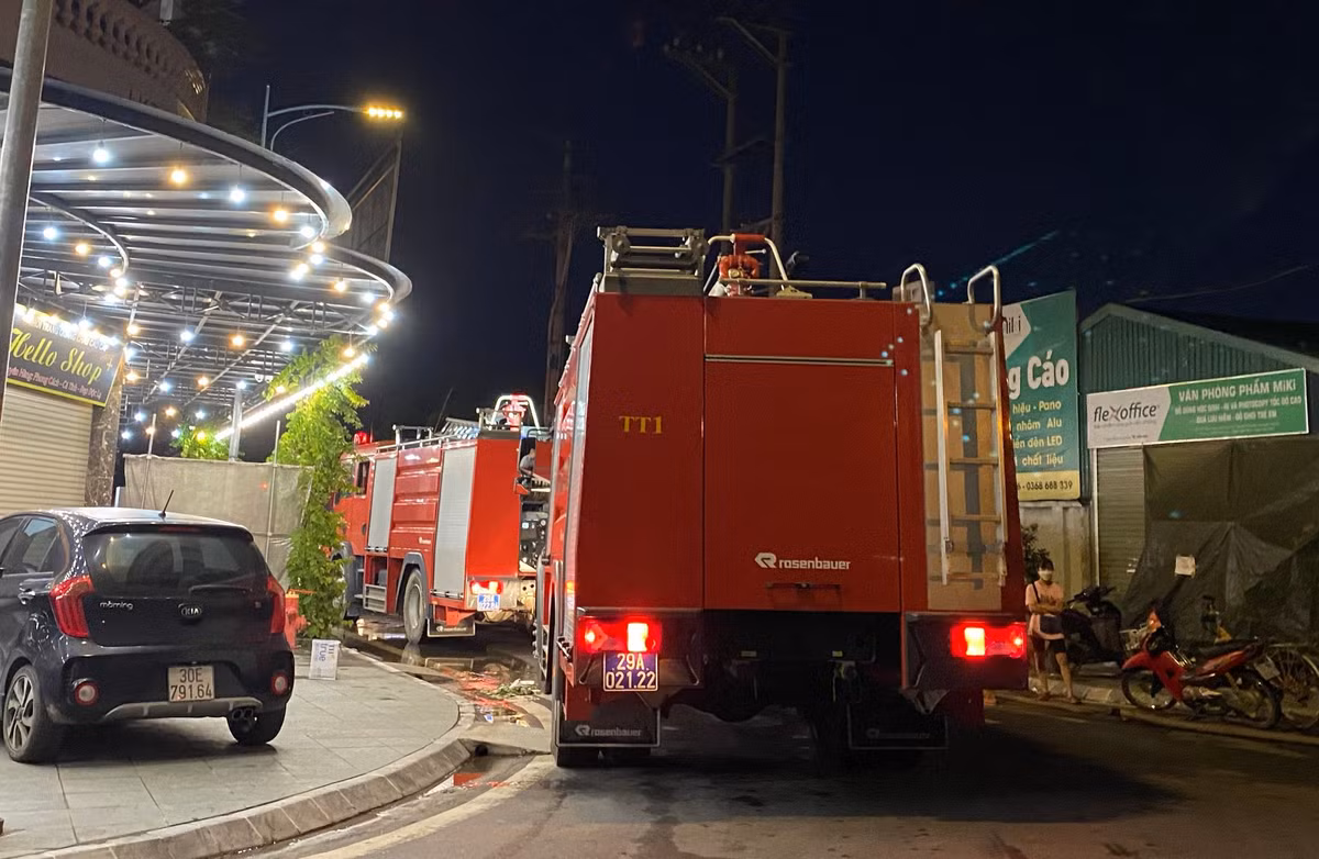Tuy nhiên, tại căn hộ chuyên bán quần áo Yến Trang Baby do bên trong chứa nhiều hàng hoá nên đám cháy diễn ra quá nhanh, bùng lên dữ dội. Ít phút sau nhận được tin, lực lượng chữa cháy đã điều động nhiều lượt xe cứu hoả cùng cảnh sát đến hiện trường dập lửa. Lúc này lửa lớn bao trùm toàn bộ căn biệt thự.