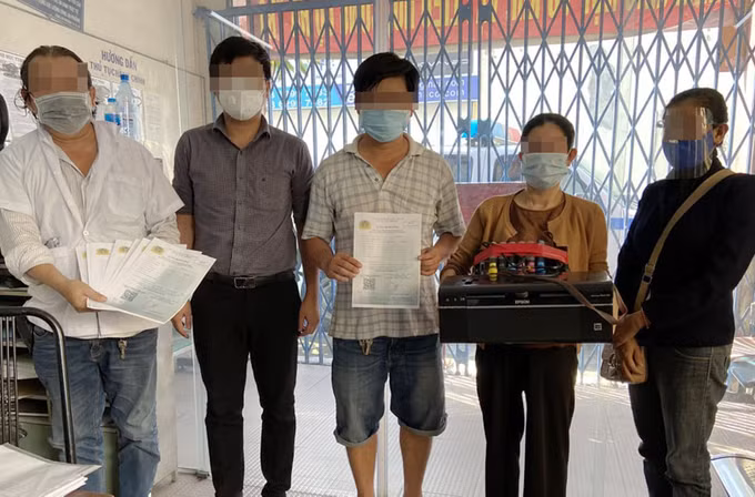  Nhân viên công ty dược ở Sài Gòn làm giả giấy đi đường: Để đi giao hàng cho khách, một số nhân viên công ty dược đã làm giả giấy đi đường (do Công an TP HCM cấp) nhưng bị Công an quận 10 phát hiện. Khám xét chỗ ở của 5 người liên quan, Công an tìm thấy 10 giấy đi đường giả chưa điền thông tin, 4 điện thoại, máy photocopy... Ngày 27/8, Công an quận 10 đã triệu tập 5 người này để điều tra.
