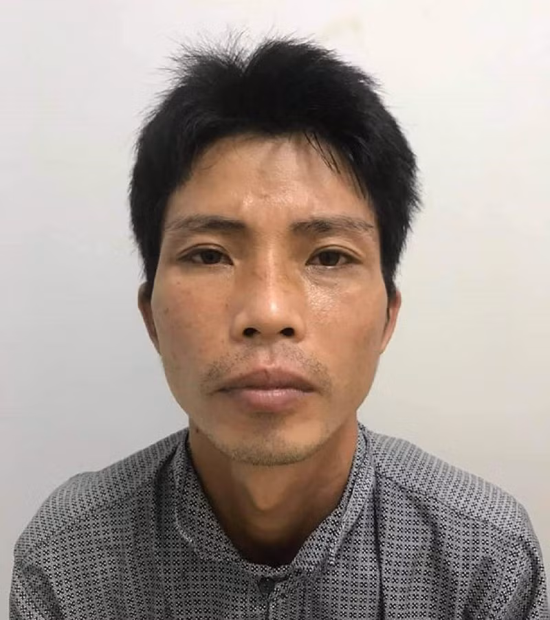  Giám đốc tự ký giấy đi đường cho mình để đi… trộm cắp: Phạm Thanh Nhàn (39 tuổi, trú tại huyện Thanh Trì, Hà Nội) thành lập công ty và đứng tên Giám đốc, sau đó tự ký giấy đi đường cho mình để đi trộm cắp tài sản. Ngày 23/8, Nhàn trên đường đi trộm cắp thì bị Công an quận Bắc Từ Liêm phát hiện và bắt giữ. 