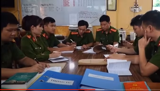 Các trinh sát hình sự đã lên đường truy tìm hung thủ, tất cả các địa chỉ và nhà nghỉ trên địa bàn huyện Sơn Dương, TP Việt Trì và một số huyện lân cận giáp ranh với huyện Sơn Dương thuộc tỉnh Phú Thọ được rà soát và điều tra, truy xét… (Ảnh: ANTV)
