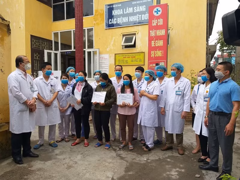 Bệnh nhân từ "ổ dịch" Trường Sinh tái dương tính COVID-19 sau 3 ngày khỏi bệnh Benh nhan tu