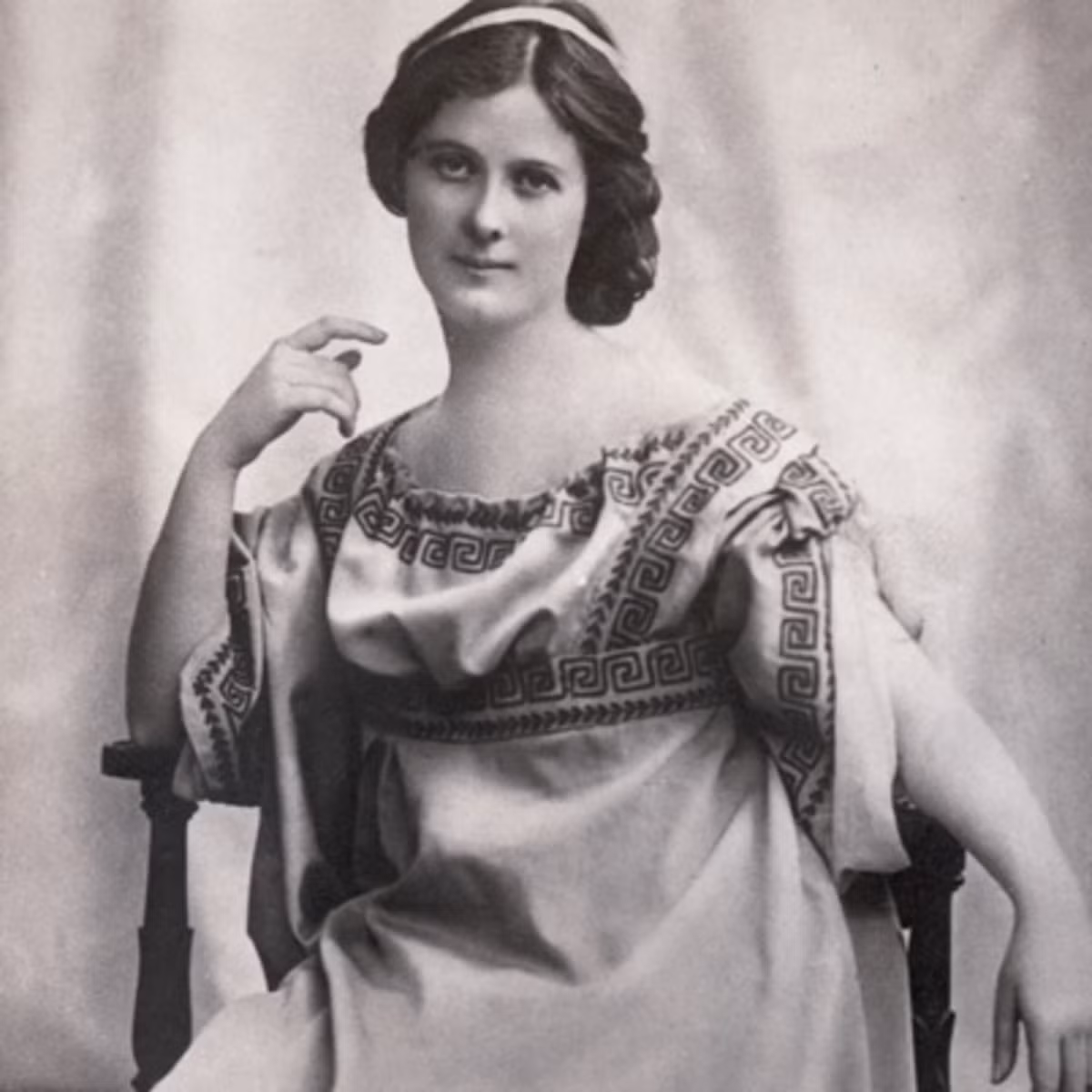 Vào những năm 1920, nữ vũ công Isadora Ducan nổi tiếng với dung mạo xinh đẹp. Trong đó, chiếc cổ thon dài, quyến rũ của bà khiến nhiều người ghen tị.