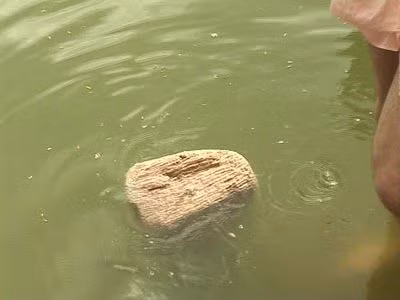 Tương truyền, thần Rama đã bắc cầu từ Rameshwaram tới Lanca để giải cứu nàng Sita. Những viên đá được dùng để xây cầu có khắc tên thần Rama và không bao giờ chìm dưới nước.
