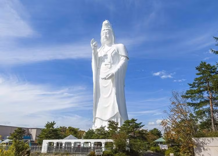 Tượng Quan Thế Âm Bồ Tát ở thành phố Sendai, tỉnh Miyagi, Nhật Bản nổi bật với chiều cao 100m.