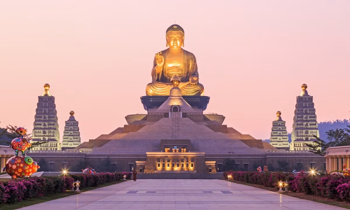 Tượng Phật A Di Đà nằm trong khuôn viên tu viện Phật Quang Sơn ở Cao Hùng, Đài Loan. Tu viện này rộng hơn 30 ha. Bên trong có một trường đại học và nhiều đền chùa.